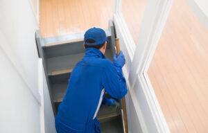 Reinigungspersonal wischt die Treppen im Treppenhaus