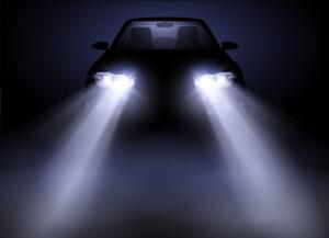 Helle und moderne Autoscheinwerfer, die nachts durch Nebel leuchten