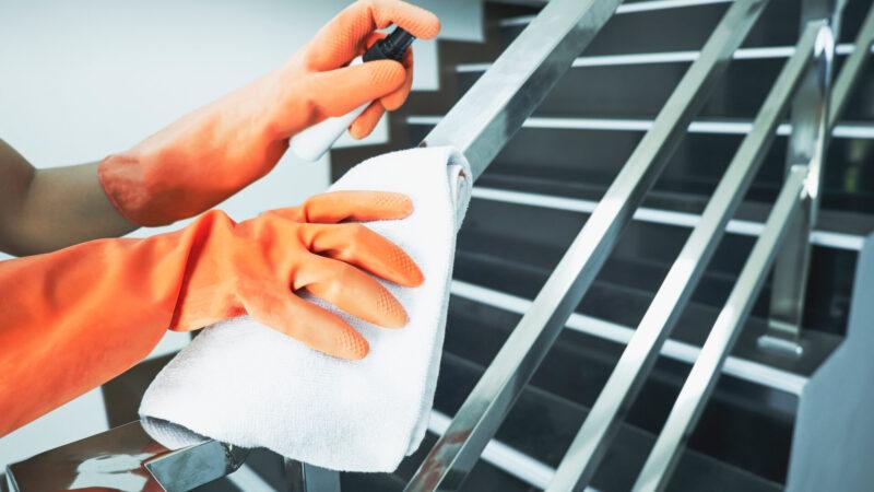 Reinigen und Waschen eines Treppenhauses, auch zur Vorbeugung von Covid-19-Viruserkrankungen
