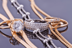 Gold- und Silber -Ringe und -Ketten