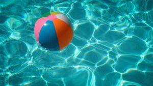 Wasserball schwimmt in Swimmingpool