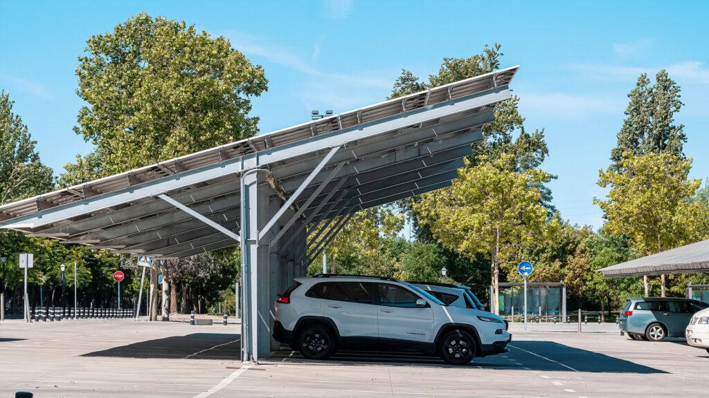 Ein solarbetriebener Parkplatz zum Aufladen von Elektrofahrzeugen.