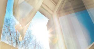 Mehr über den Artikel erfahren Der Sommer kann kommen – jetzt die richtige Fensterfolie anbringen!