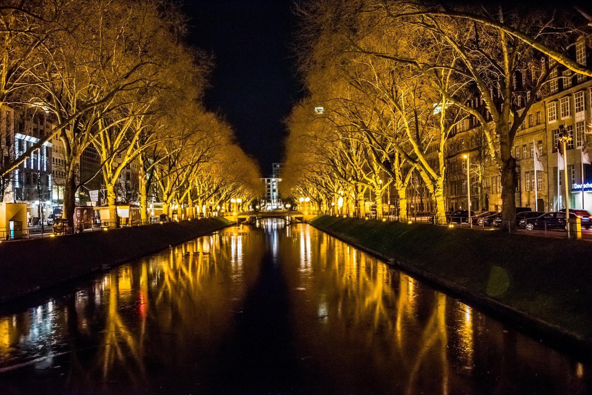Kanal inmitten der beleuchteten Stadt Düsseldorf bei Nacht