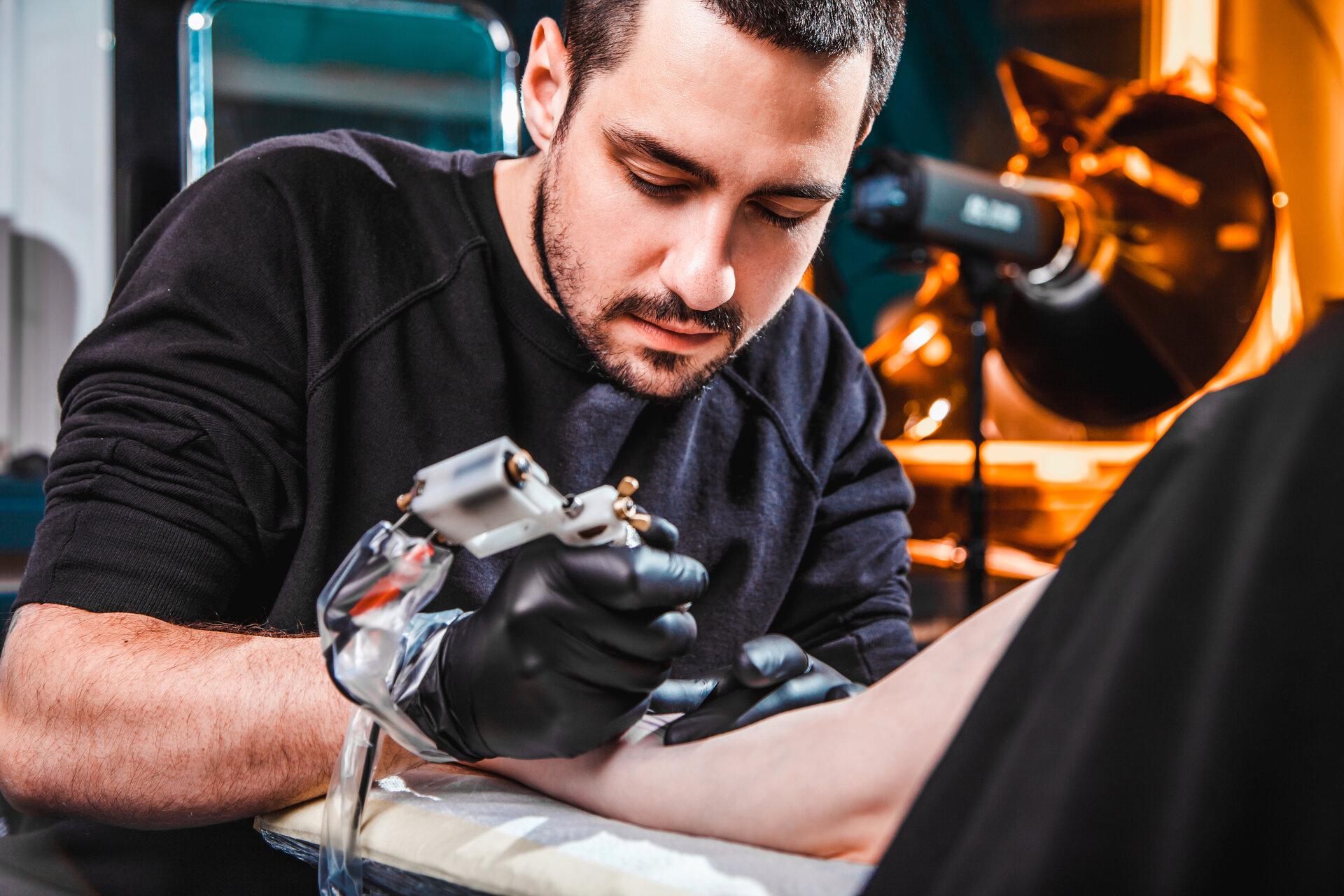 Mehr über den Artikel erfahren Berufsweg Tätowierer: Ausbildung und Karrierechancen