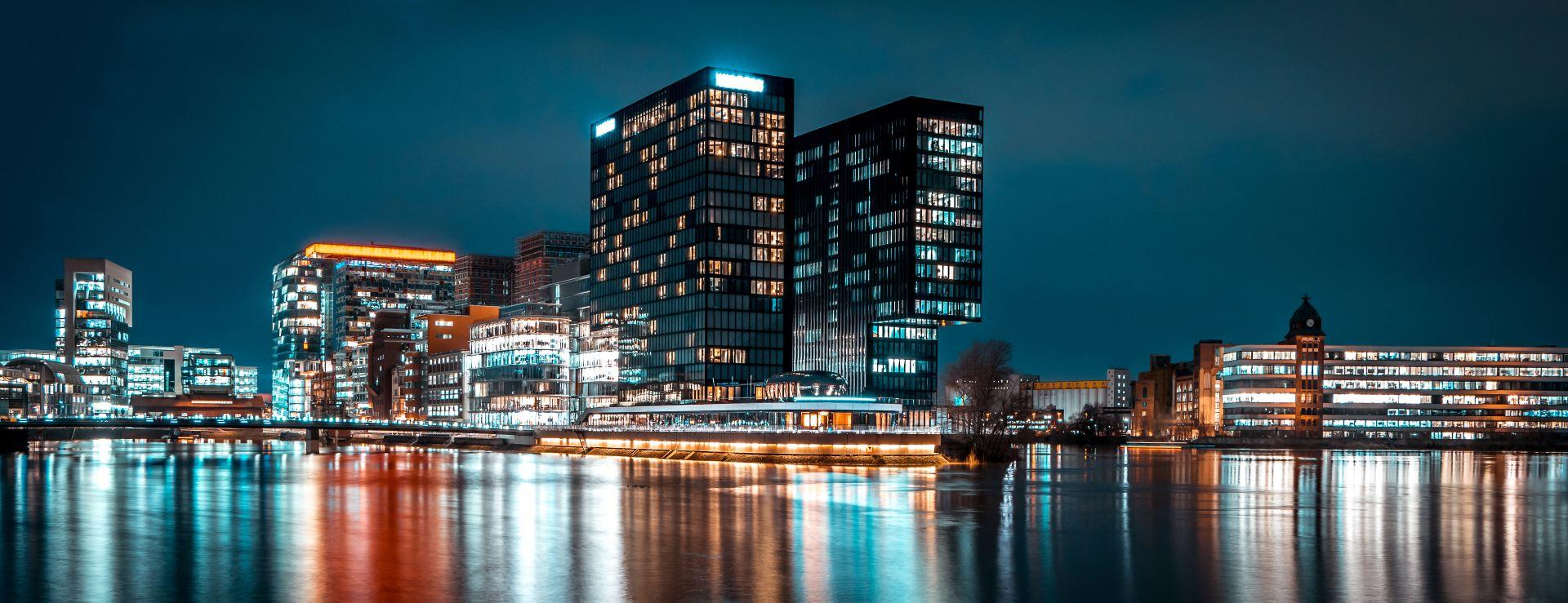 Medienhafen Düsseldorf bei Nacht