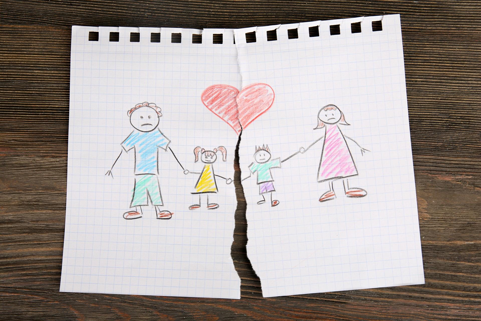 Zerrissenes Familienbild mit Herz | Anwalt Familienrecht Dresden