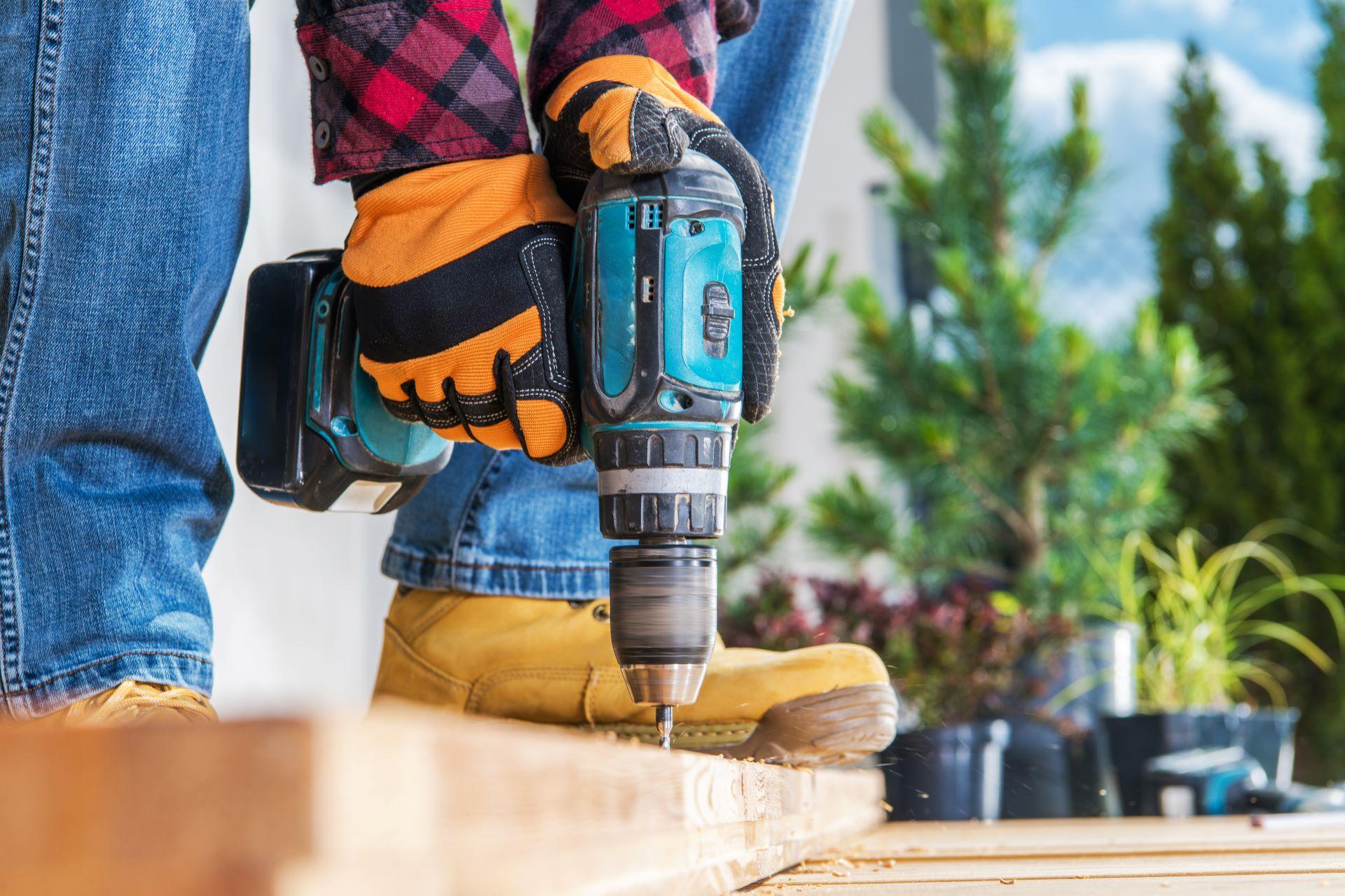 Sicheres Arbeiten mit Werkzeugen outdoor