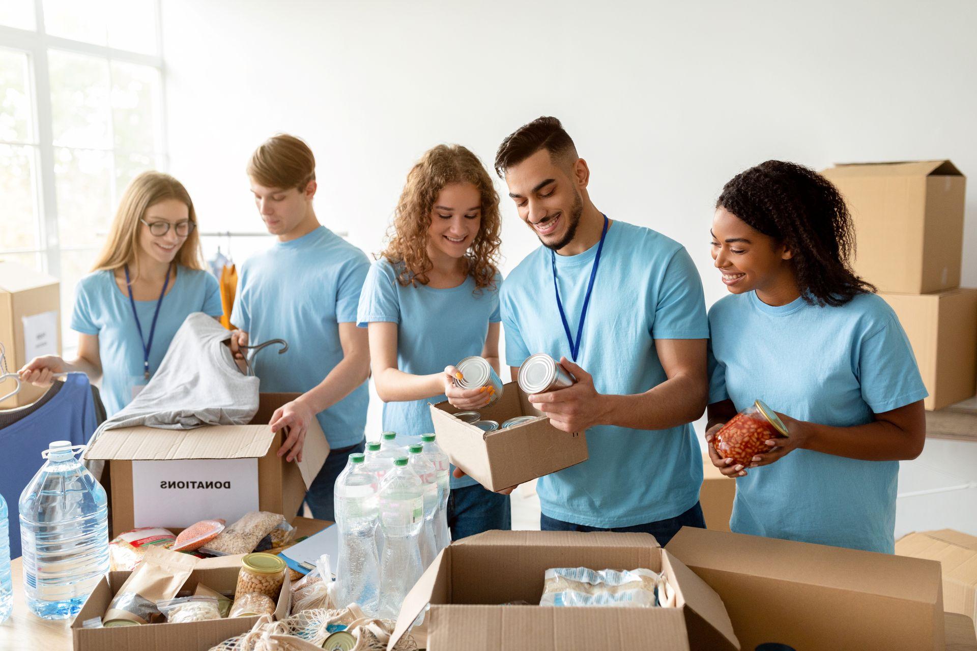 Freiwillige sortieren Spenden für Ehrenamtsbörse