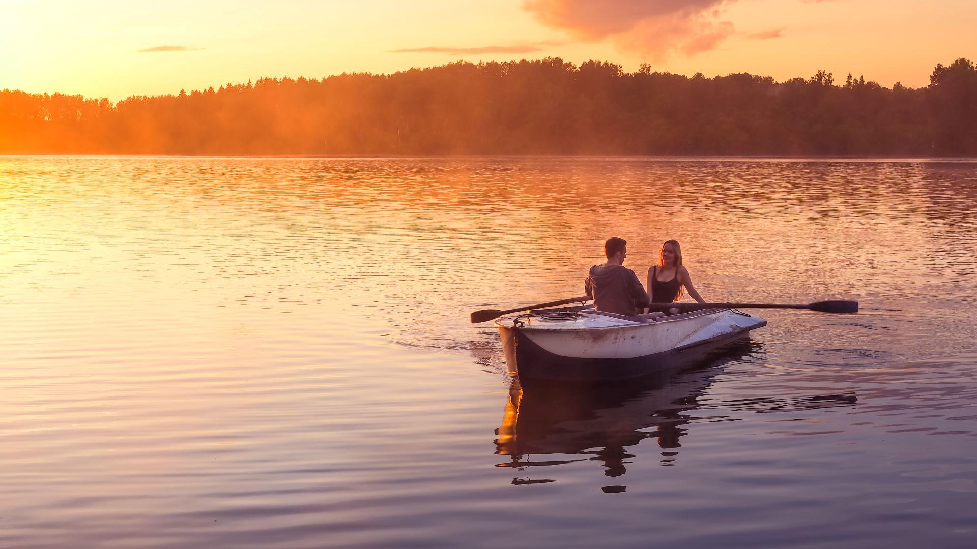 Escort Ingolstadt: Paar im Ruderboot bei Sonnenuntergang
